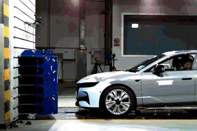Revealer G510_Pro Color observing an automotive collision test at 2,000 fps